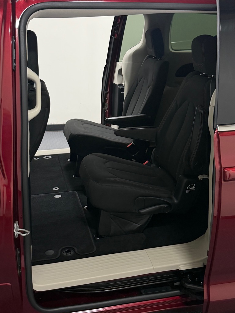 Photo 9 of this CHRYSLER PACIFICA