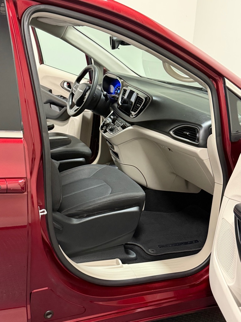Photo 12 of this CHRYSLER PACIFICA