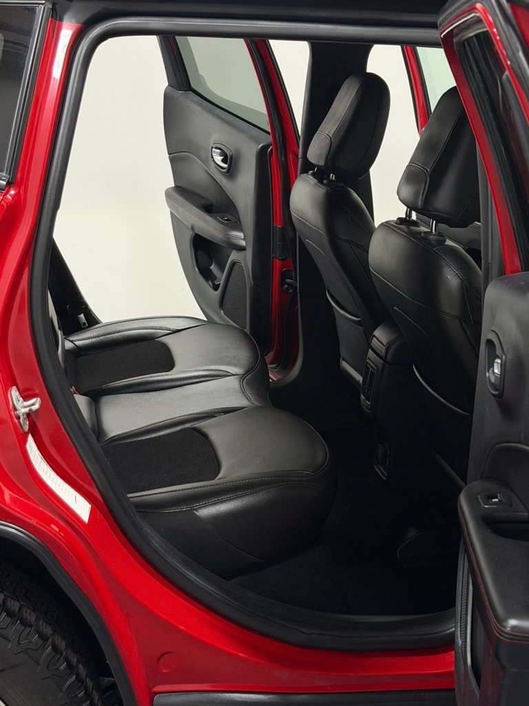 Photo 10 of this JEEP COMPASS