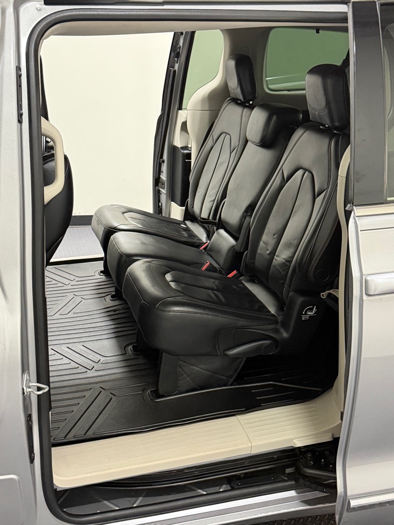 Photo 9 of this CHRYSLER PACIFICA