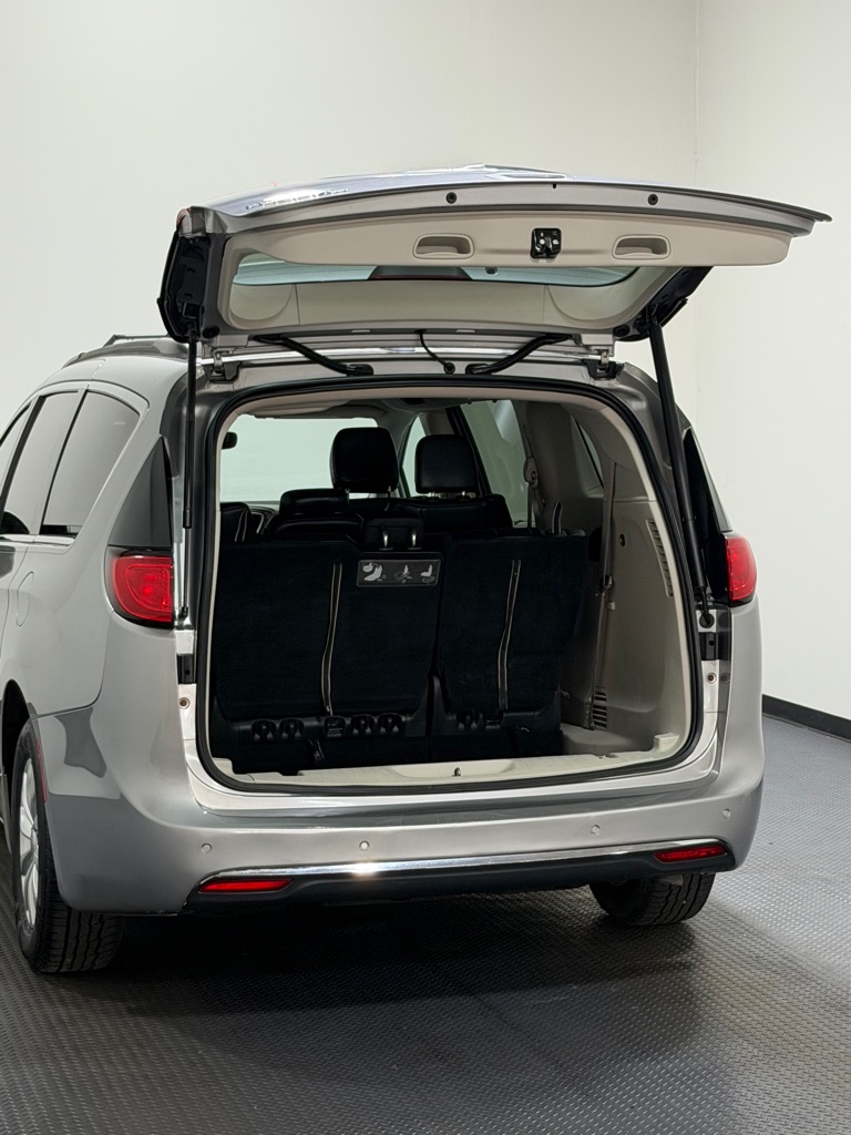 Photo 13 of this CHRYSLER PACIFICA