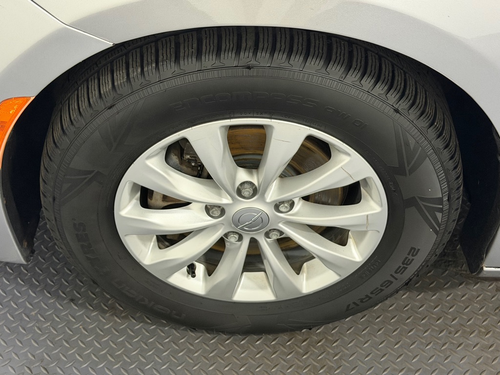 Photo 21 of this CHRYSLER PACIFICA