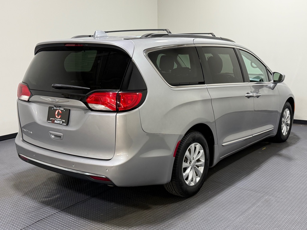 Photo 5 of this CHRYSLER PACIFICA