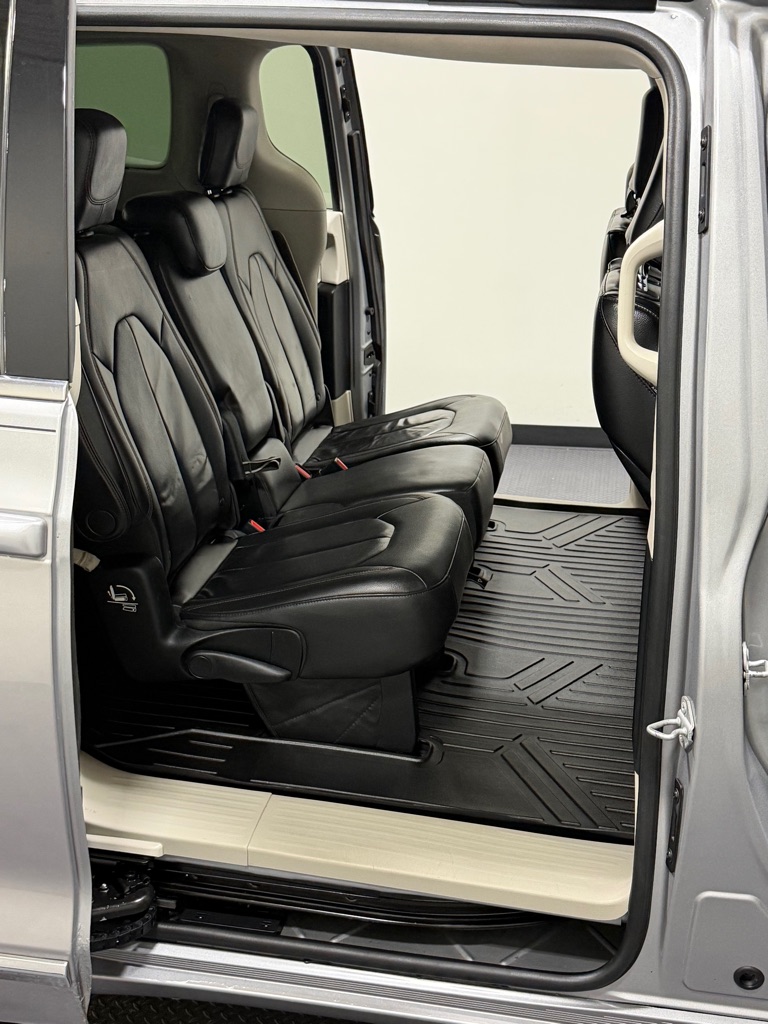 Photo 10 of this CHRYSLER PACIFICA