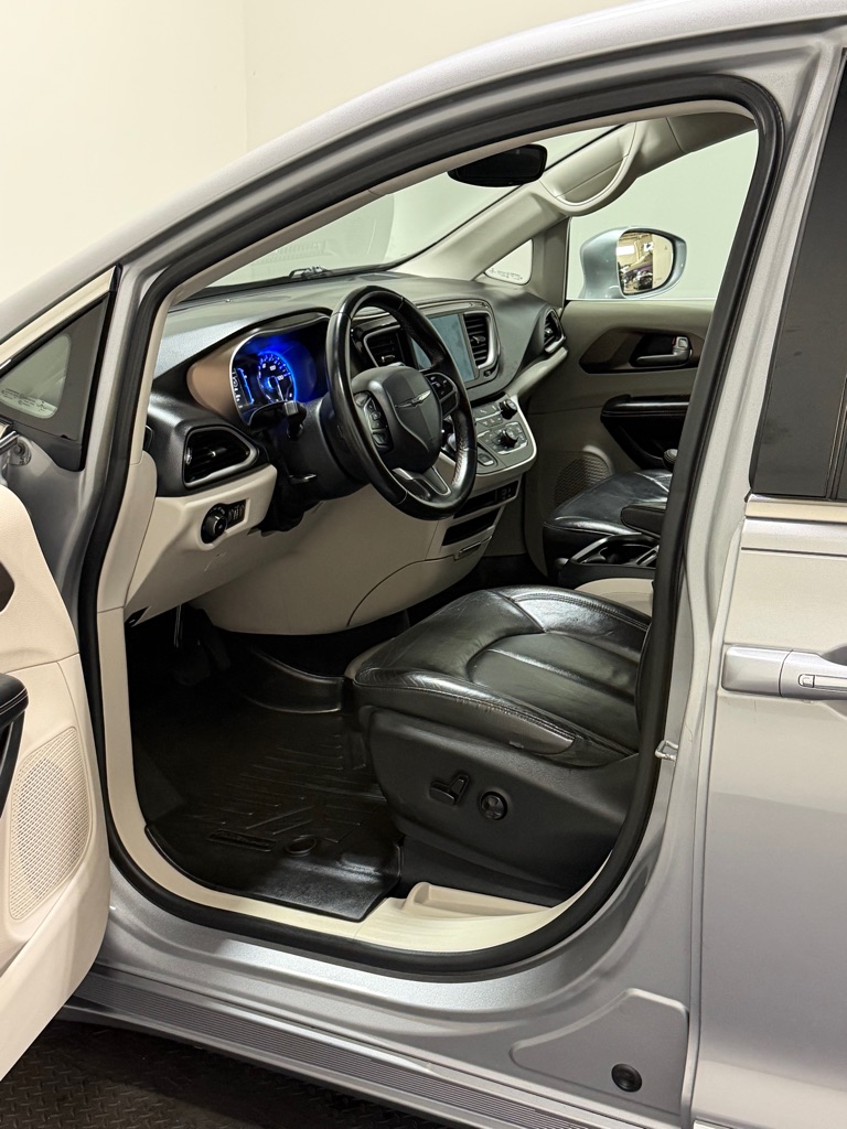 Photo 8 of this CHRYSLER PACIFICA