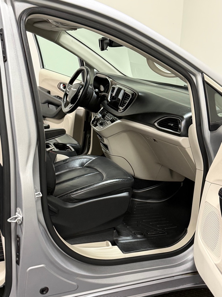 Photo 12 of this CHRYSLER PACIFICA