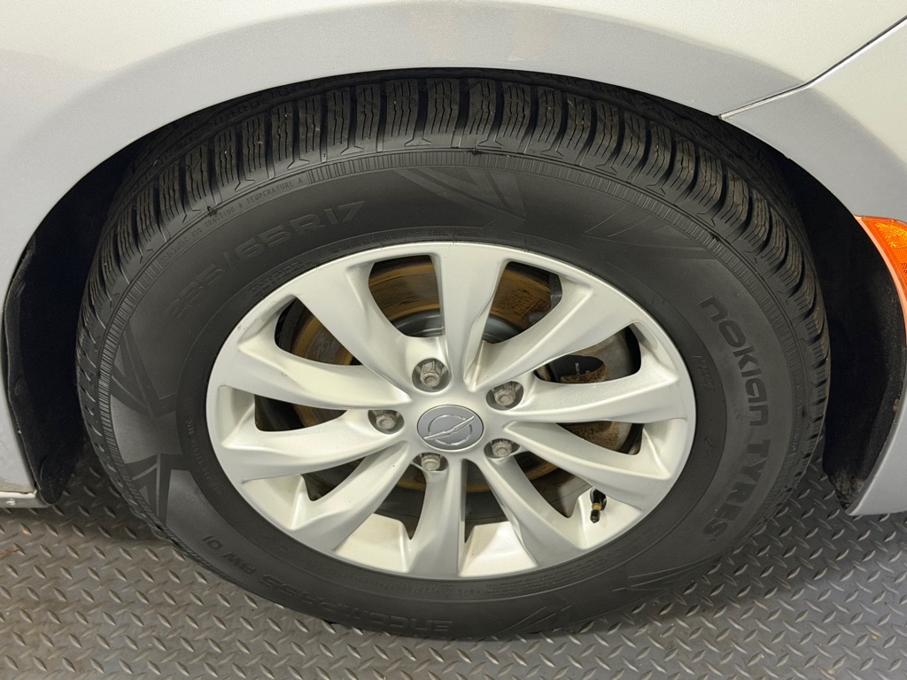 Photo 18 of this CHRYSLER PACIFICA