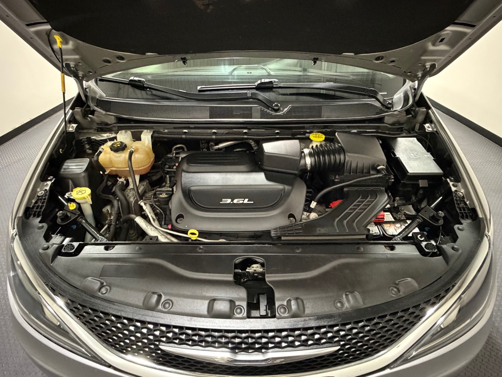 Photo 17 of this CHRYSLER PACIFICA