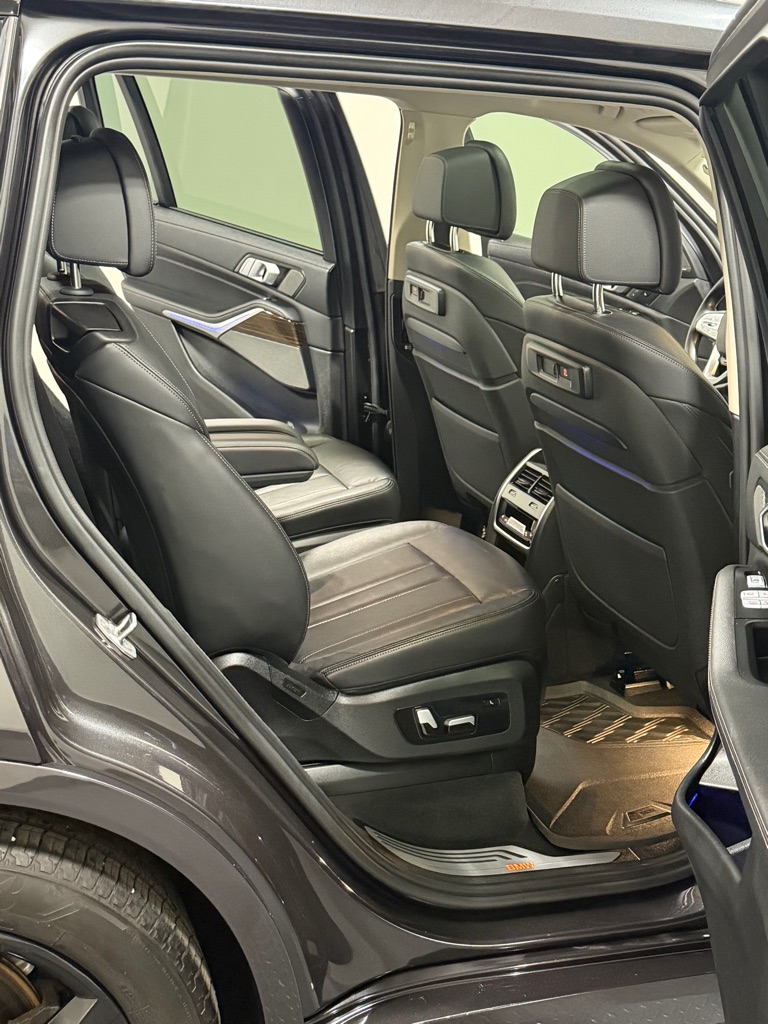 Photo 10 of this BMW X7