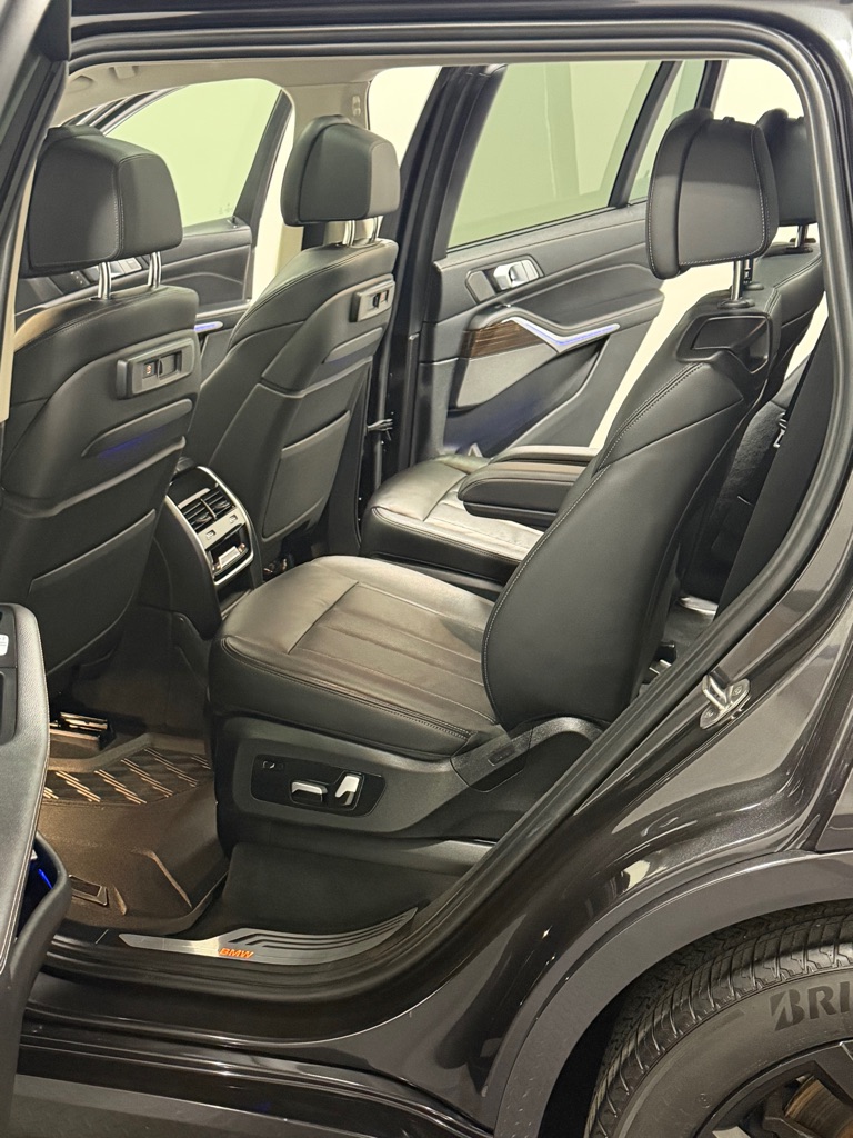 Photo 9 of this BMW X7
