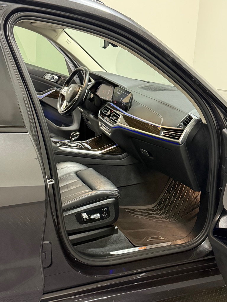 Photo 12 of this BMW X7