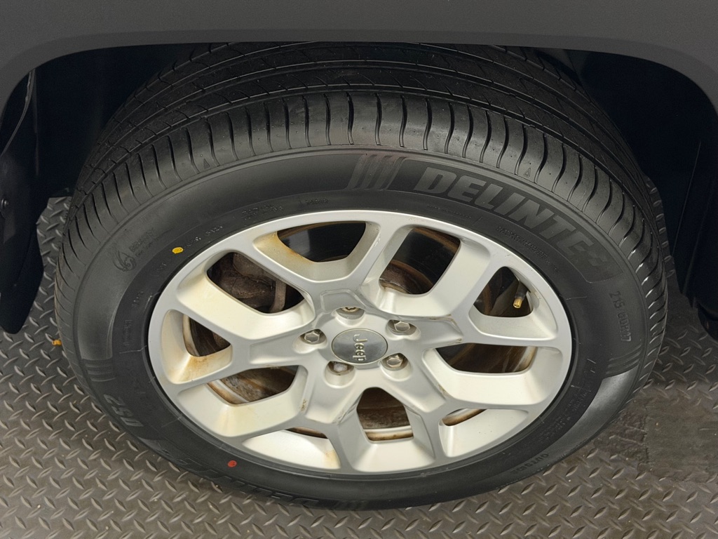 Photo 20 of this JEEP RENEGADE