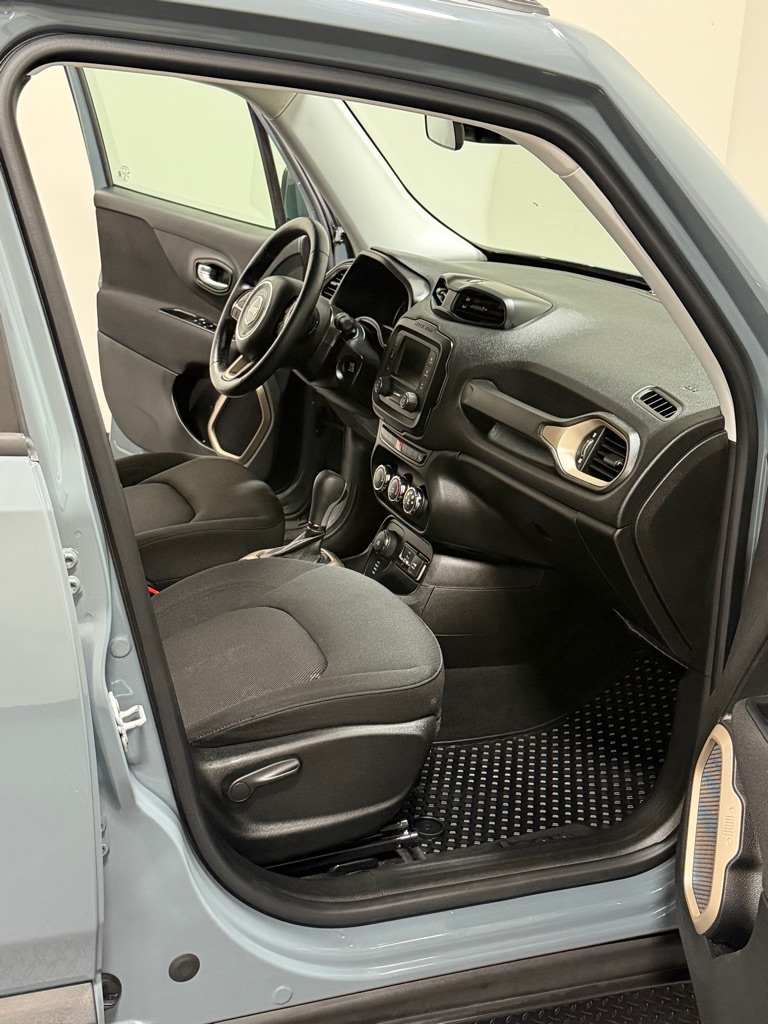 Photo 11 of this JEEP RENEGADE