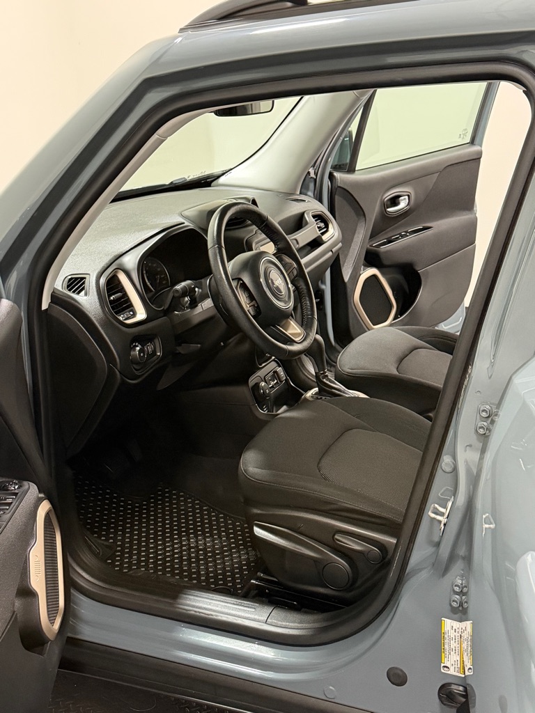 Photo 8 of this JEEP RENEGADE