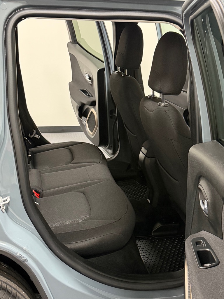 Photo 10 of this JEEP RENEGADE