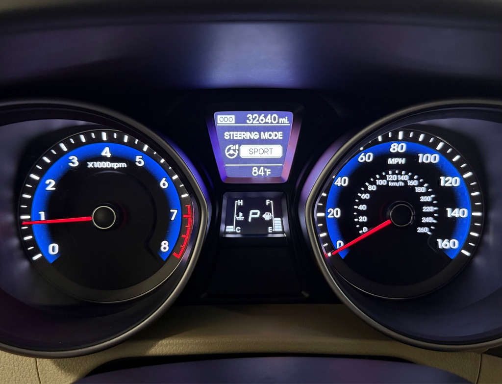 Photo 14 of this HYUNDAI ELANTRA GT