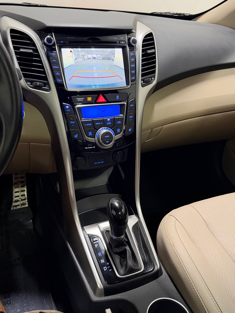 Photo 13 of this HYUNDAI ELANTRA GT