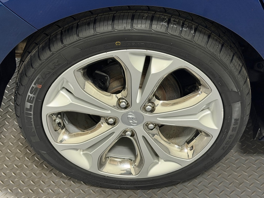 Photo 19 of this HYUNDAI ELANTRA GT