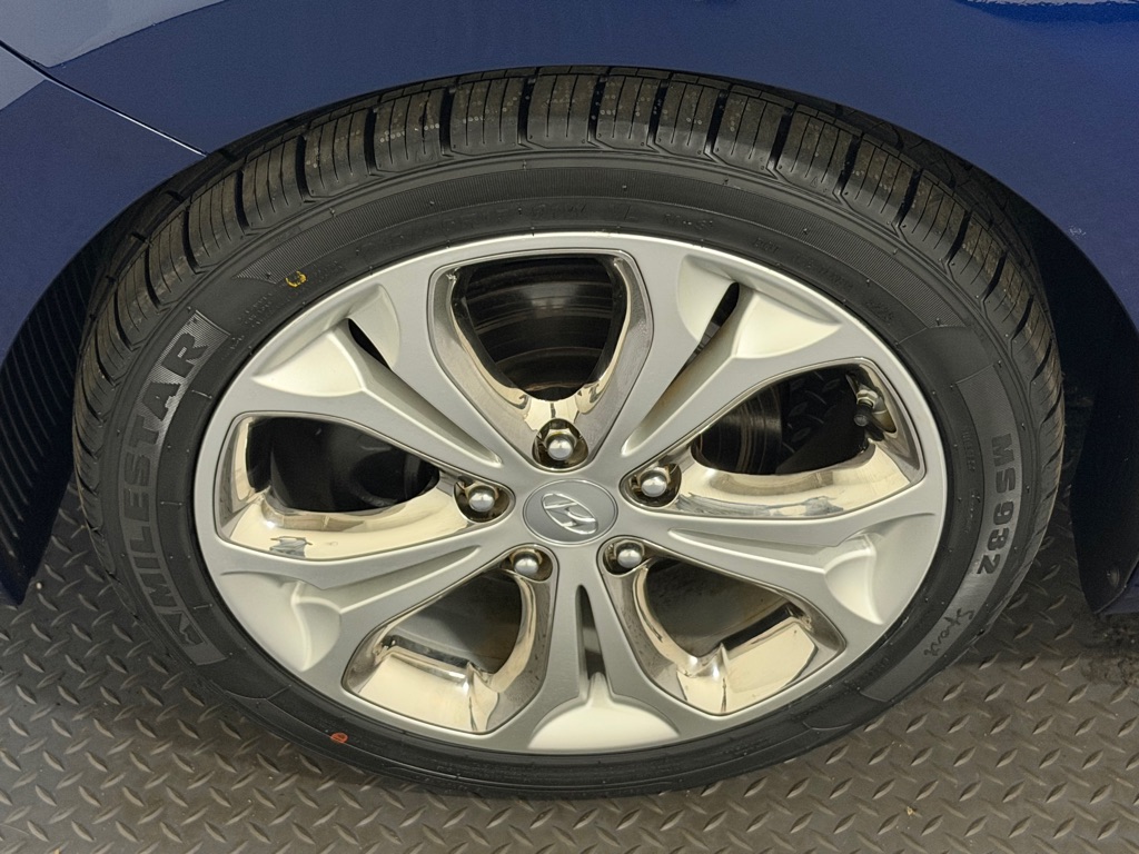 Photo 21 of this HYUNDAI ELANTRA GT