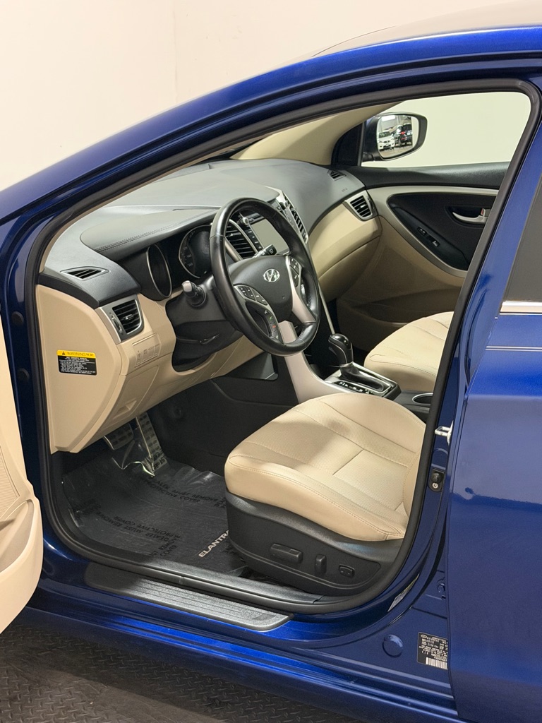 Photo 8 of this HYUNDAI ELANTRA GT