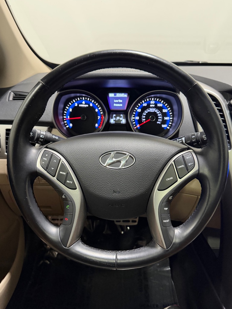 Photo 15 of this HYUNDAI ELANTRA GT