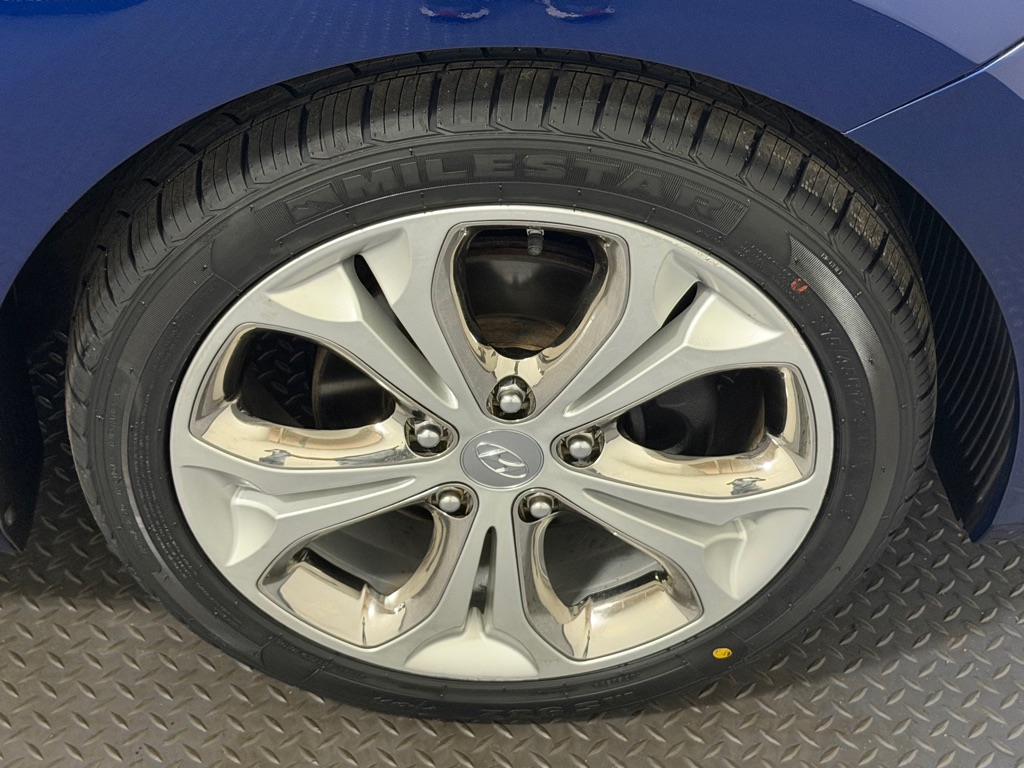 Photo 18 of this HYUNDAI ELANTRA GT