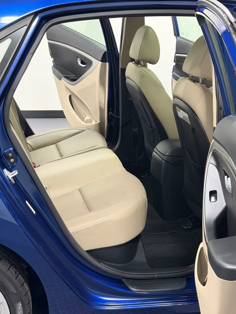 Photo 10 of this HYUNDAI ELANTRA GT