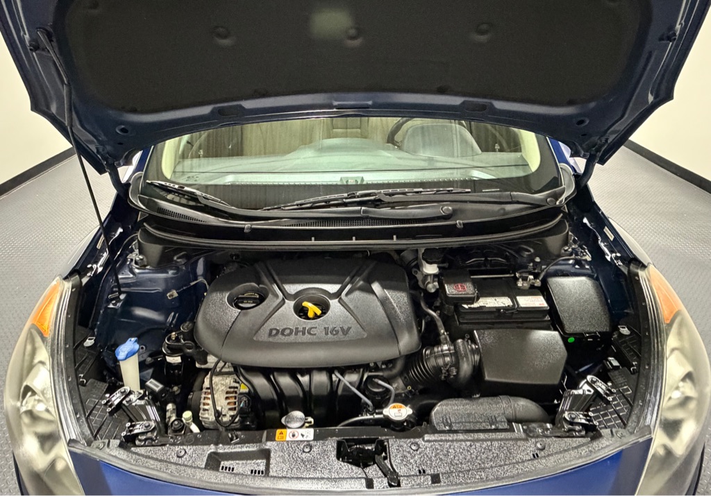 Photo 17 of this HYUNDAI ELANTRA GT