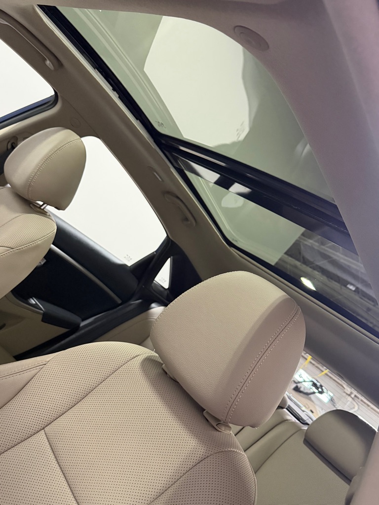Photo 16 of this HYUNDAI ELANTRA GT