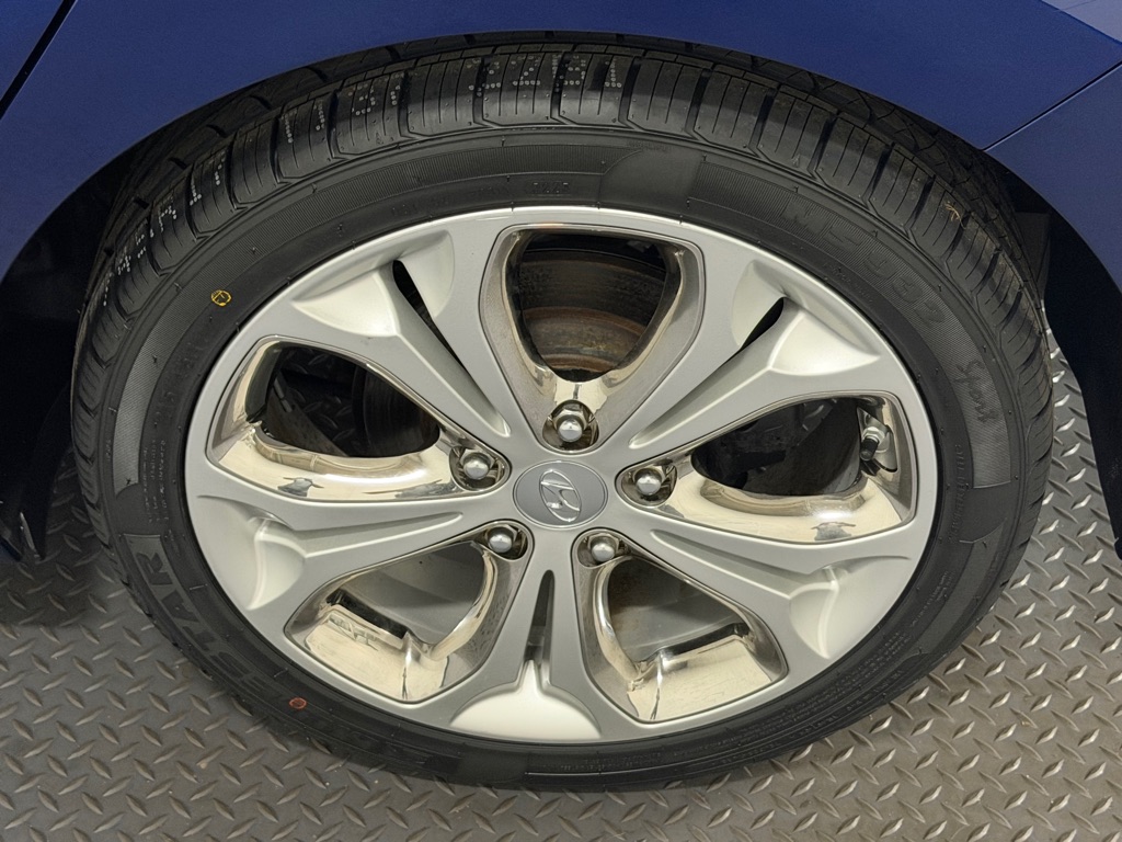 Photo 20 of this HYUNDAI ELANTRA GT
