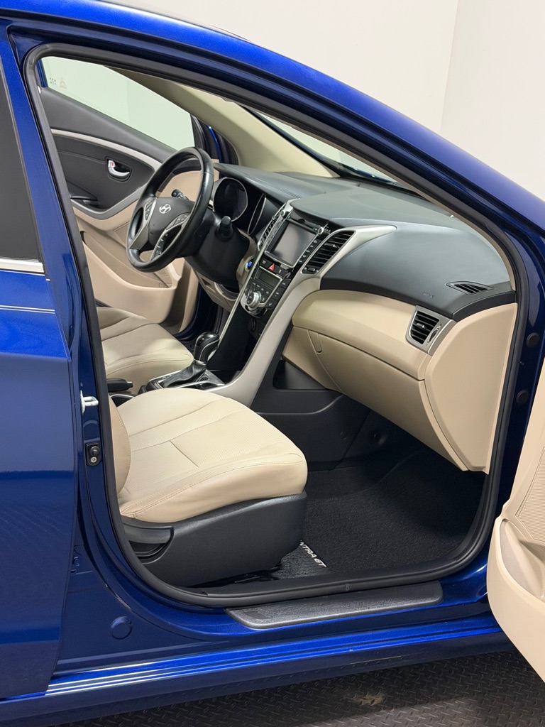 Photo 11 of this HYUNDAI ELANTRA GT