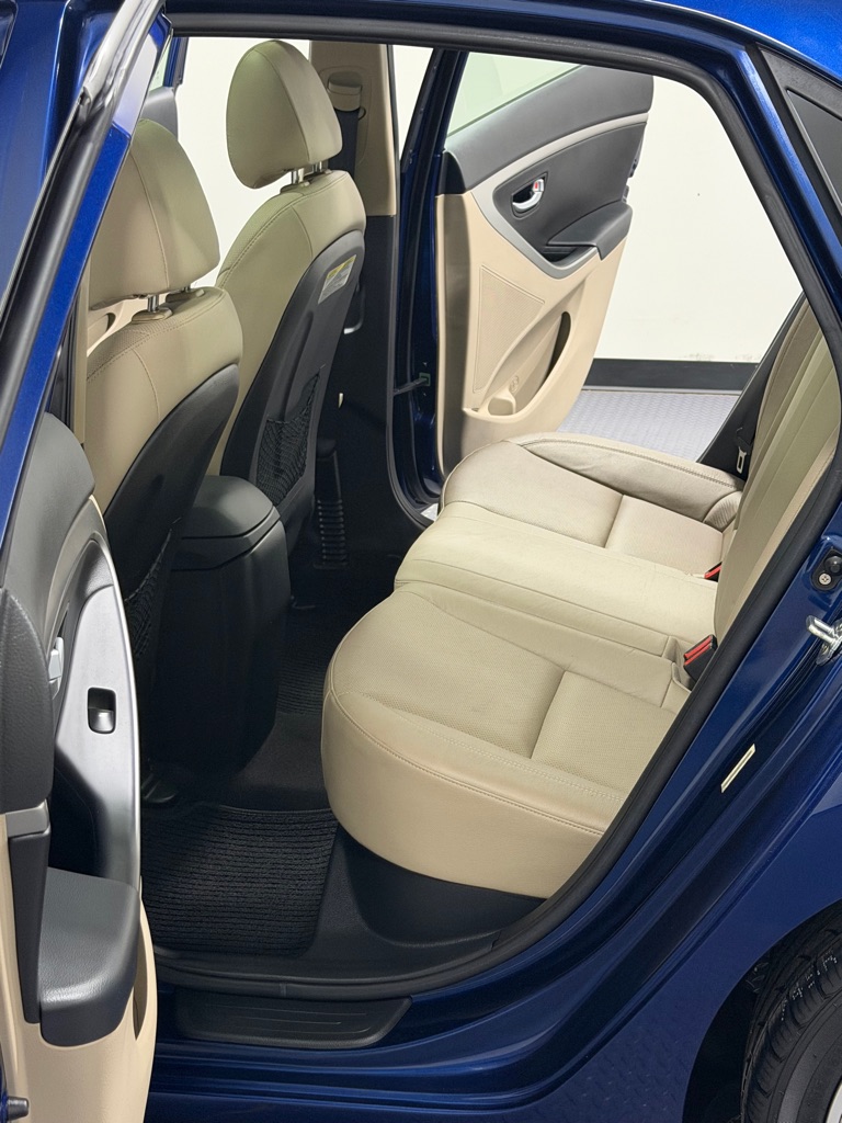 Photo 9 of this HYUNDAI ELANTRA GT
