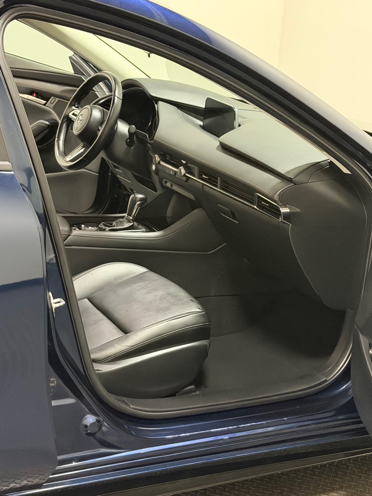 Photo 11 of this MAZDA 3