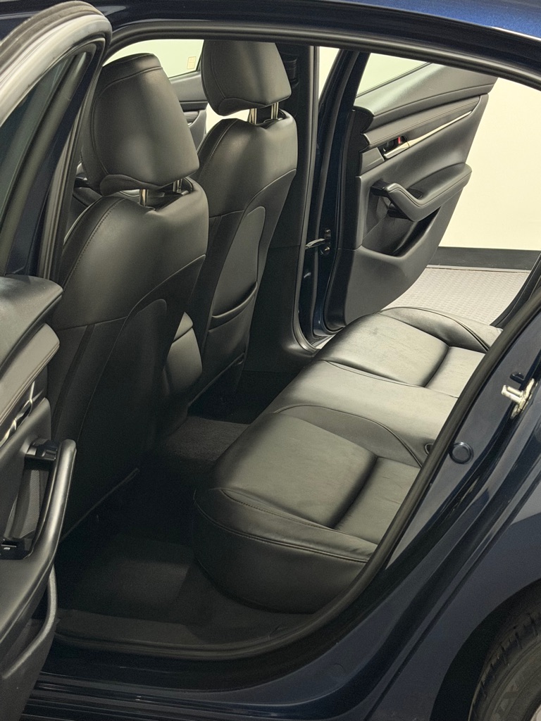 Photo 9 of this MAZDA 3