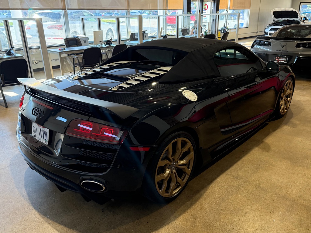 Photo 3 of this AUDI R8