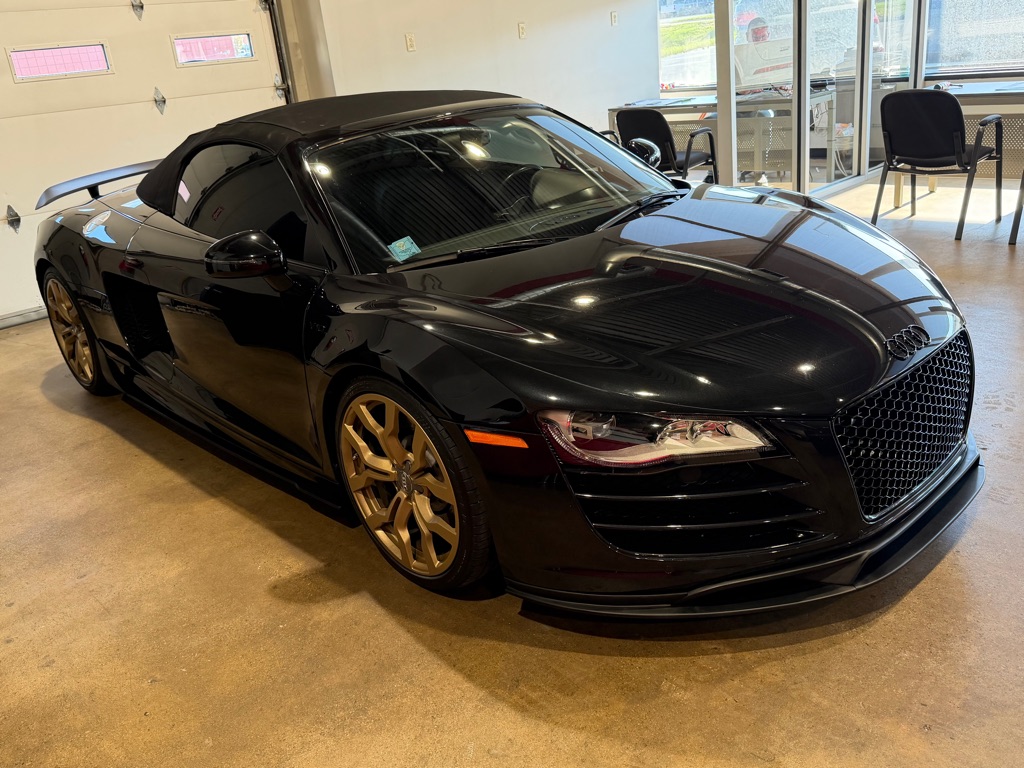 Photo 2 of this AUDI R8