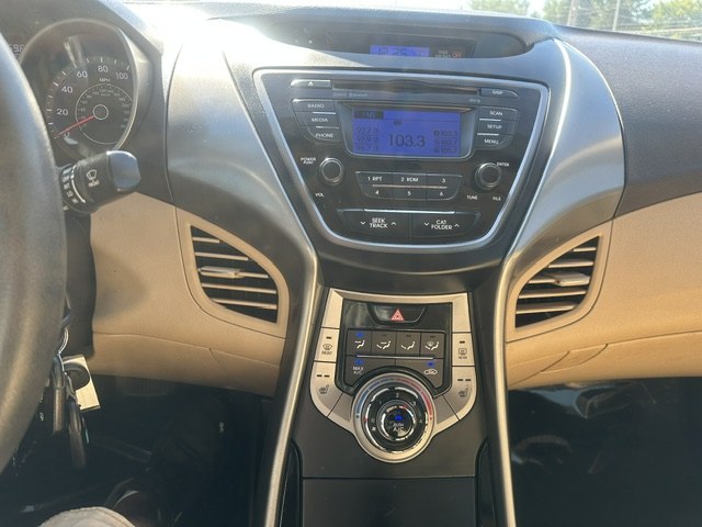 Photo 12 of this HYUNDAI ELANTRA