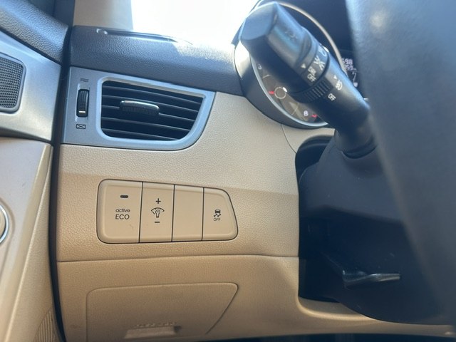 Photo 14 of this HYUNDAI ELANTRA