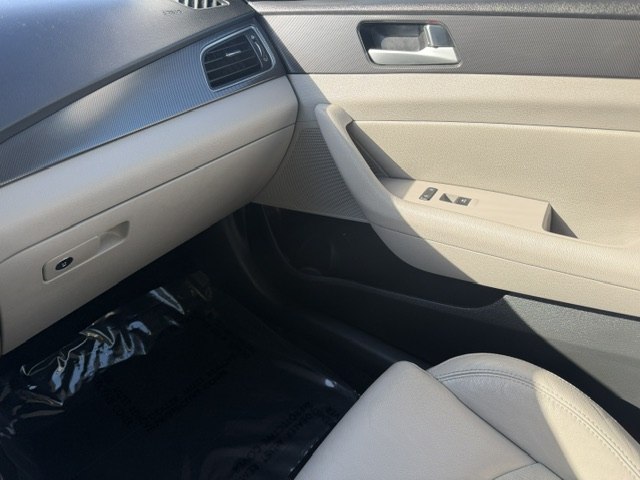 Photo 18 of this HYUNDAI SONATA