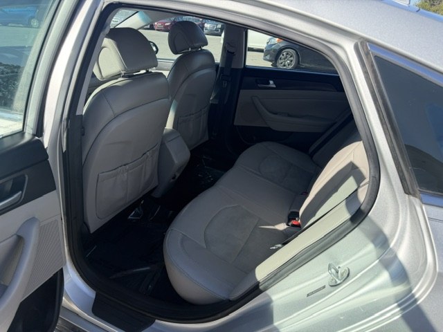 Photo 11 of this HYUNDAI SONATA