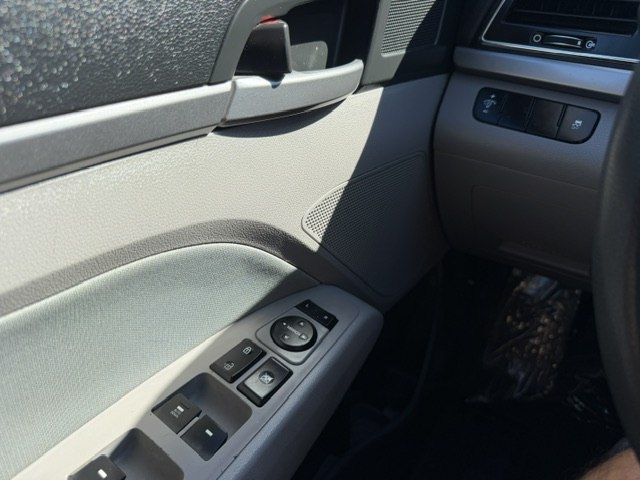 Photo 21 of this HYUNDAI ELANTRA