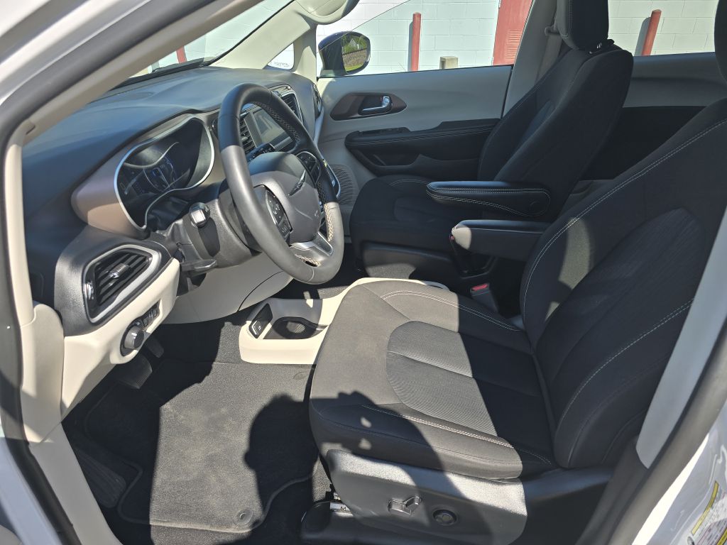 Photo 6 of this CHRYSLER VOYAGER
