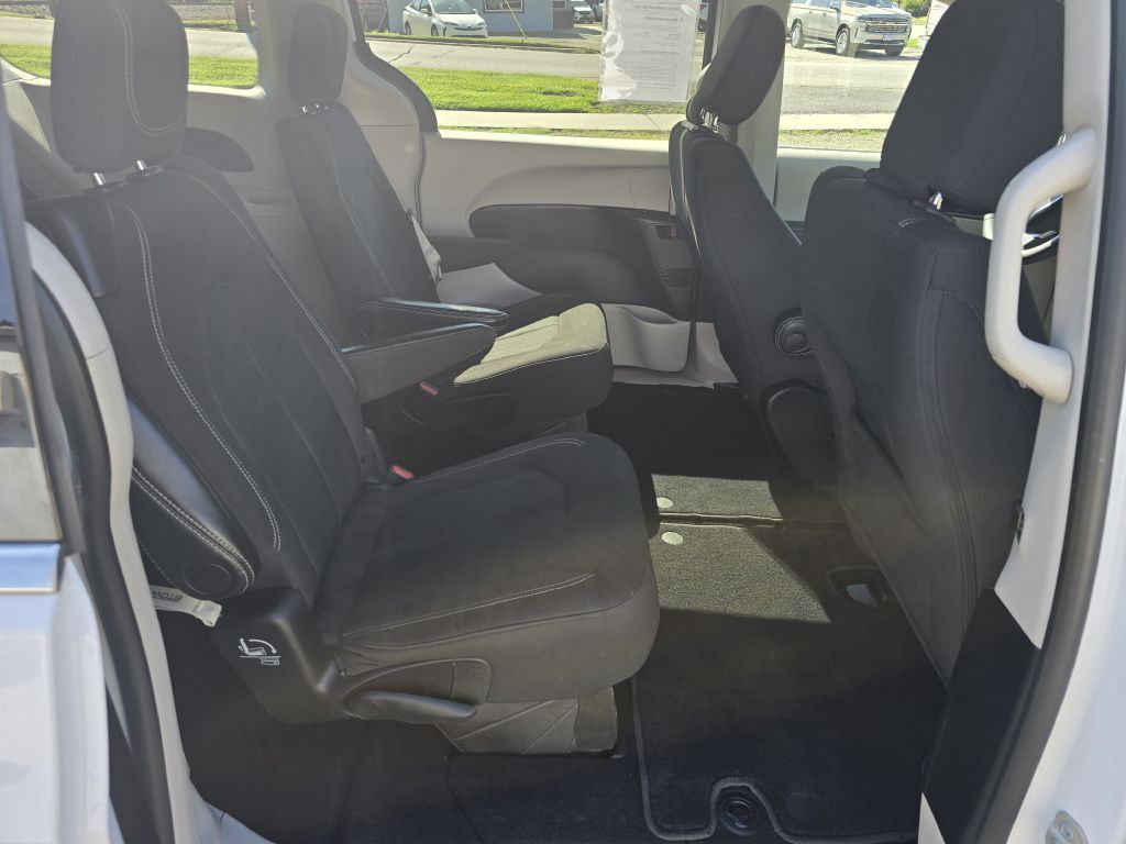 Photo 9 of this CHRYSLER VOYAGER