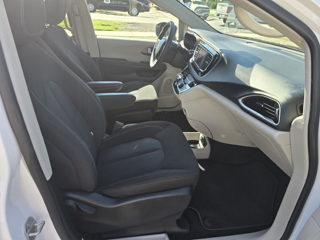 Photo 10 of this CHRYSLER VOYAGER