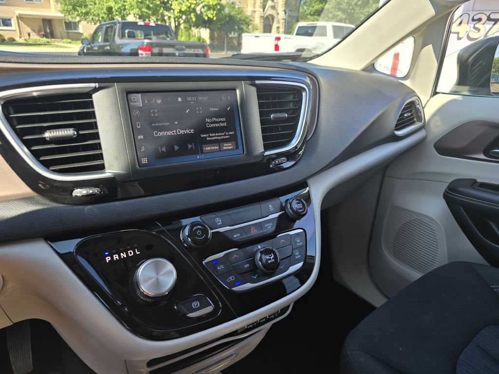 Photo 12 of this CHRYSLER VOYAGER