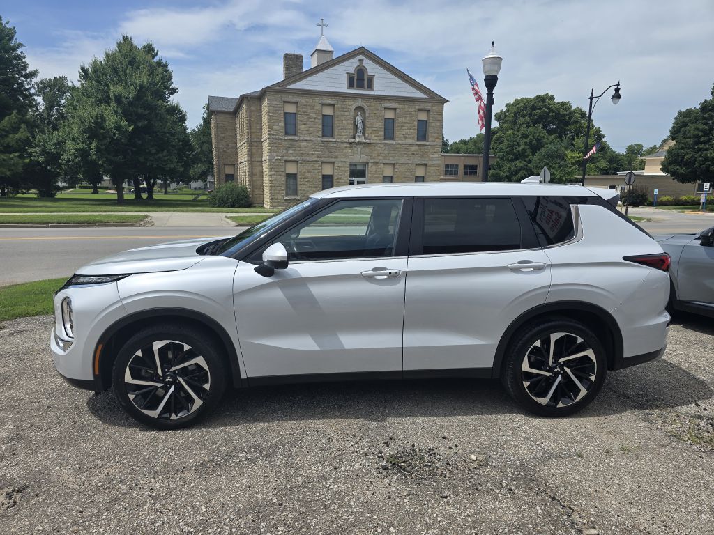 Photo 2 of this MITSUBISHI OUTLANDER