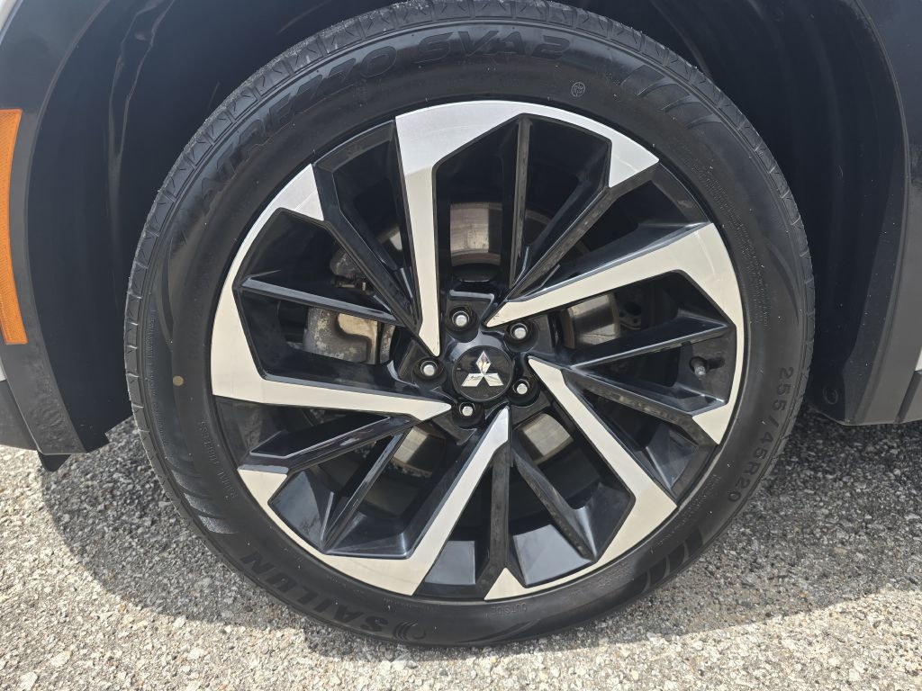 Photo 6 of this MITSUBISHI OUTLANDER