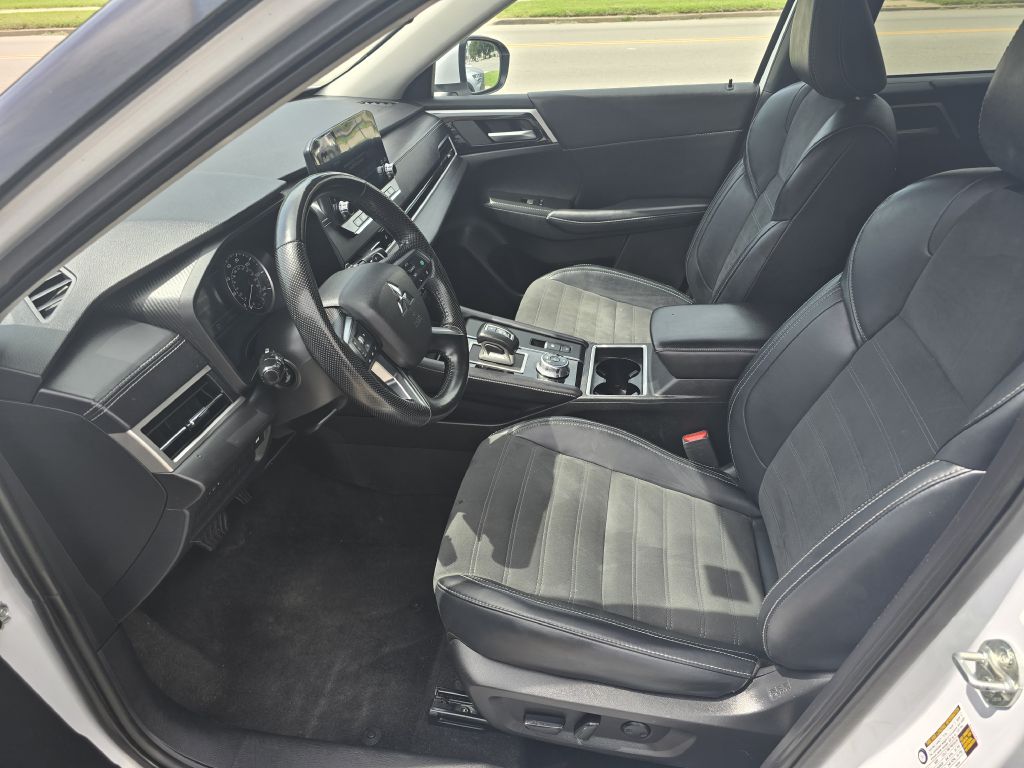 Photo 7 of this MITSUBISHI OUTLANDER