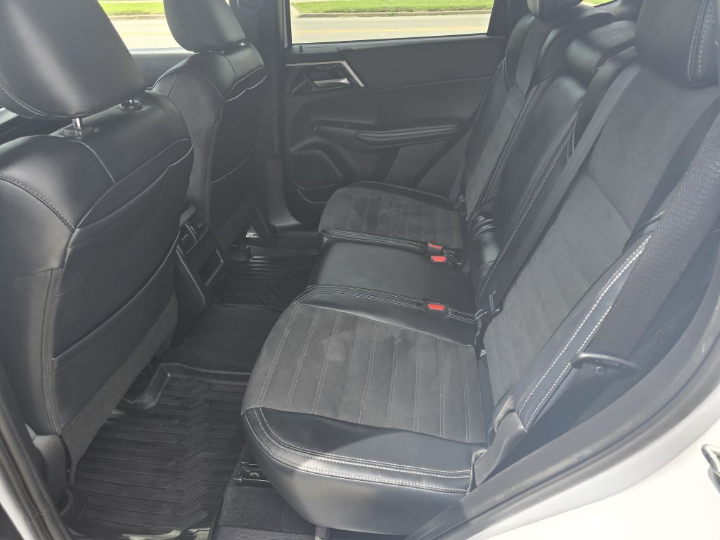 Photo 8 of this MITSUBISHI OUTLANDER
