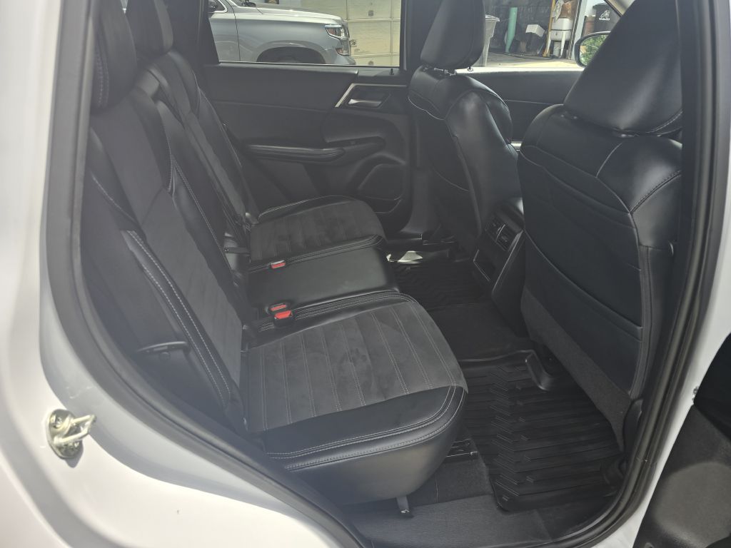 Photo 10 of this MITSUBISHI OUTLANDER
